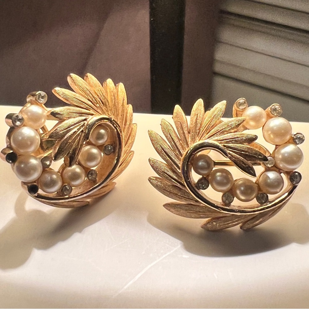 Vintage Trifari Crown clip on earrings